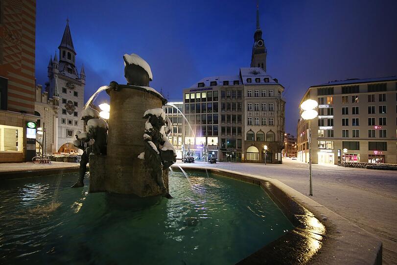 Der Fischbrunnen plätschert, vereist ein bisserl, friert aber nie zu.