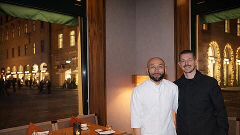 K&uuml;chenchef Atsushi Tajima (l.) und Restaurantleiter Pascal Costa laden zur neuen Ess-Klasse ins Koi am Wittelsbacherplatz.