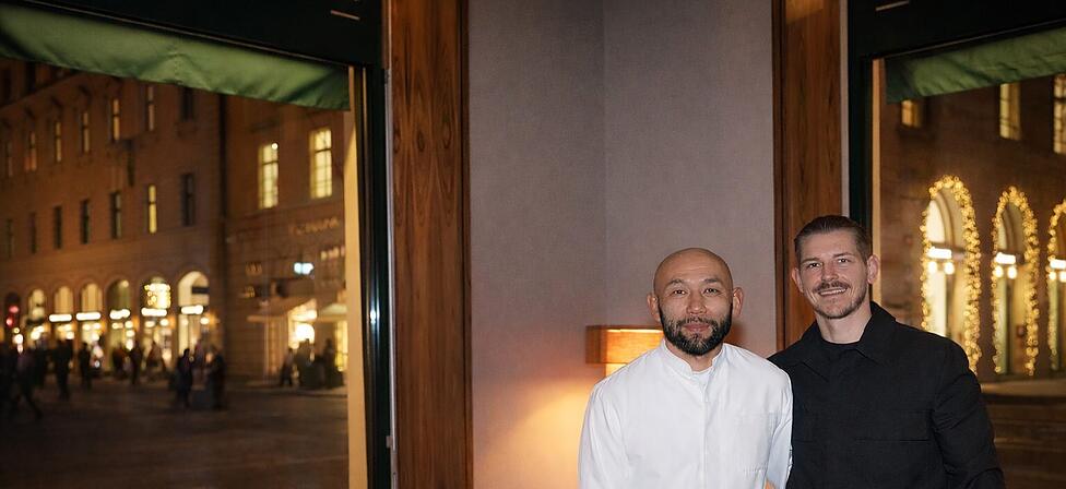 K&uuml;chenchef Atsushi Tajima (l.) und Restaurantleiter Pascal Costa laden zur neuen Ess-Klasse ins Koi am Wittelsbacherplatz.