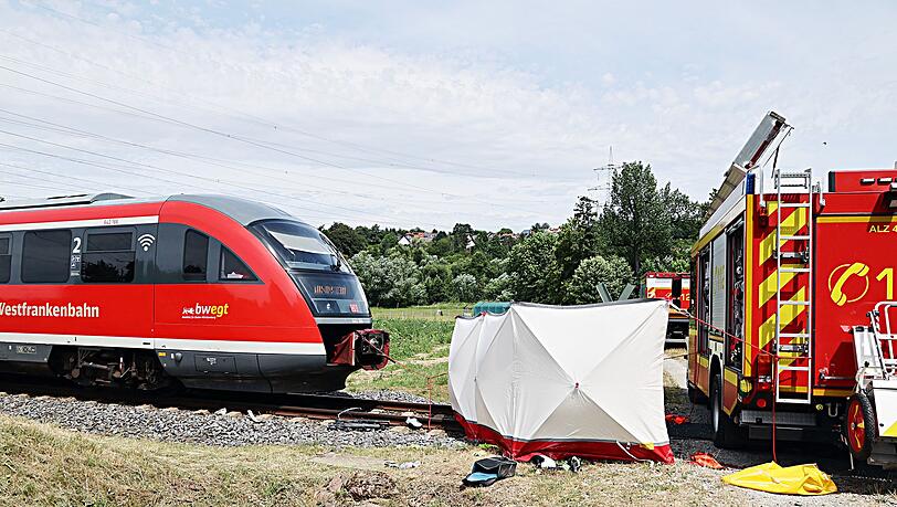 Auch die Feuerwehr war nach dem Unfall im Einsatz. Auch die Feuerwehr war nach dem Unfall im Einsatz.