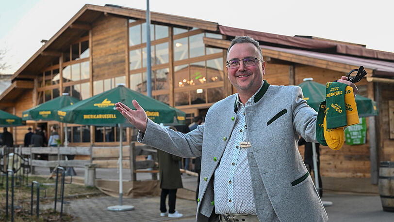 Steffen Marx, Gr&uuml;nder und Gesch&auml;ftsf&uuml;hrer der Giesinger Brauerei, steht vor dem Bierzelt der Giesinger Brauerei.