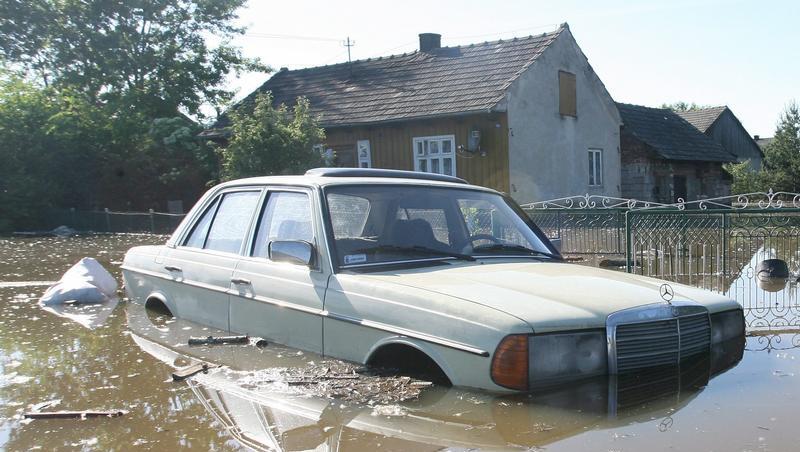 Straßen unter Wasser, riesige Landschaften in Flammen - was ist nur mit dem Wetter los? Straßen unter Wasser, riesige Landschaften in Flammen - was ist nur mit dem Wetter los?