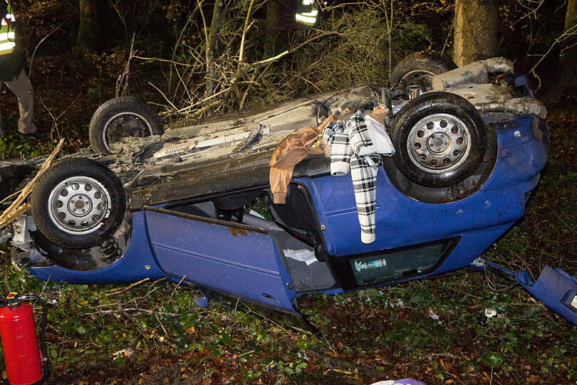 Zuerst krachte das Auto gegen einen Baum, dann überschlug es sich.