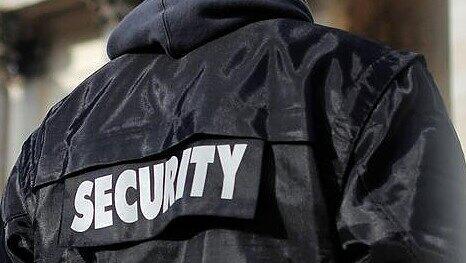 Security an allen Ecken und Enden. 100 zusätzliche Kräfte sorgen am Sonntag beim Derby für die Sicherheit im Stadion. Security an allen Ecken und Enden. 100 zusätzliche Kräfte sorgen am Sonntag beim Derby für die Sicherheit im Stadion.