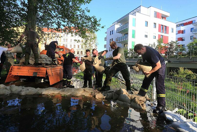 Soldaten arbeiten am Samstag in Magdeburg gegen das steigende Hochwasser.
