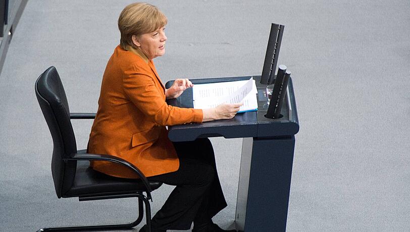 Kanzlerin Angela Merkel darf wegen ihres Beckenbruchs nicht lange stehen - und hielt ihre Regierungserklärung im Sitzen. Kanzlerin Angela Merkel darf wegen ihres Beckenbruchs nicht lange stehen - und hielt ihre Regierungserklärung im Sitzen.