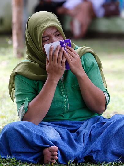 Zehn Jahre später gedenken Angehörige der Tsunami-Opfer in Indonesien