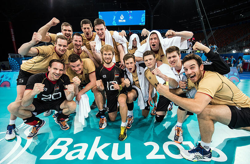 Die Deutschen Volleyballer feiern den 3:1-Sieg im Halbfinale der Europaspiele.