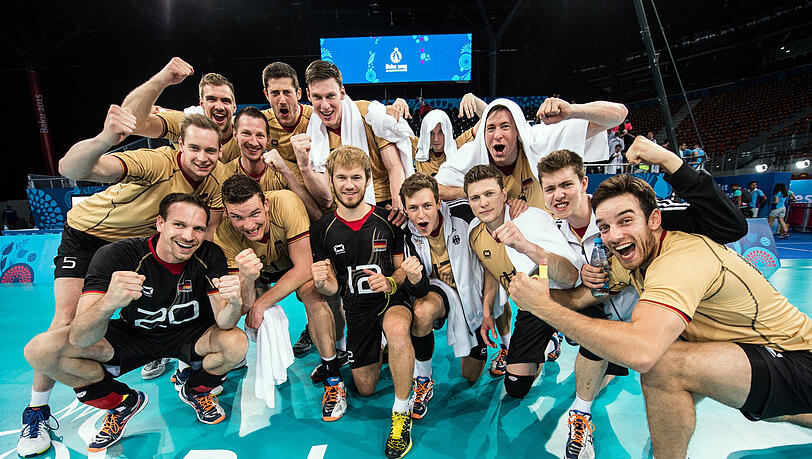 Die Deutschen Volleyballer feiern den 3:1-Sieg im Halbfinale der Europaspiele. Die Deutschen Volleyballer feiern den 3:1-Sieg im Halbfinale der Europaspiele.