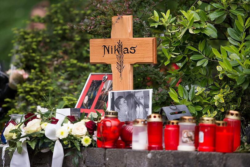 Ein Kreuz, Blumen und Kerzen erinnern an den verstobene Niklas P., der von Schlägern attackiert wurde. Foto: Marius Becker