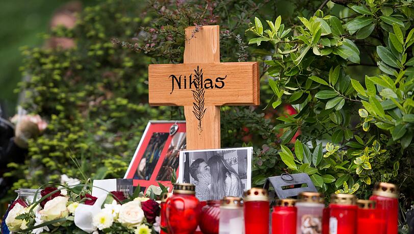 Ein Kreuz, Blumen und Kerzen erinnern an den verstobene Niklas P., der von Schlägern attackiert wurde. Foto: Marius Becker Ein Kreuz, Blumen und Kerzen erinnern an den verstobene Niklas P., der von Schlägern attackiert wurde. Foto: Marius Becker