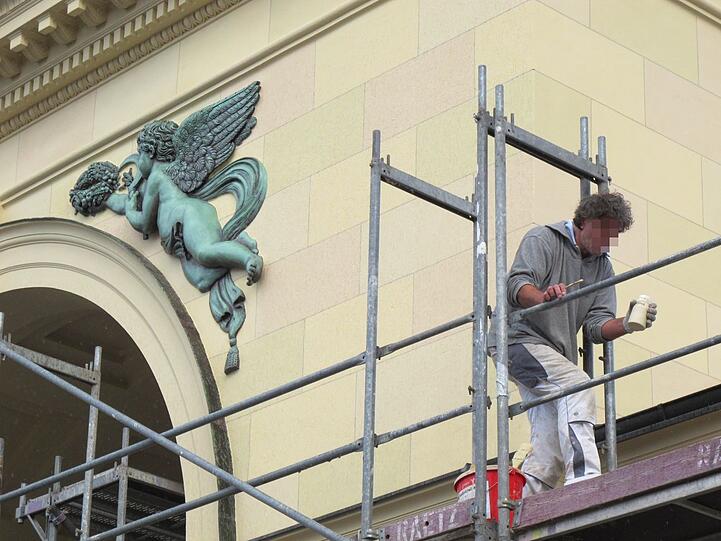 Am Tor zum Hofgarten beobachtet AZ-Leser Djordje Matkovic am Dienstag die letzten Arbeiten, bevor das Baugerüst wegkommt.