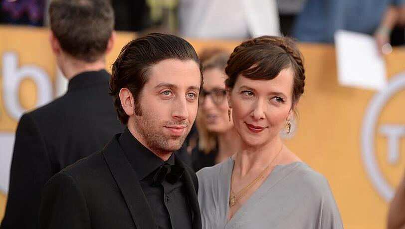 Simon Helberg und seine schwangere Frau bei den SAG Awards Simon Helberg und seine schwangere Frau bei den SAG Awards
