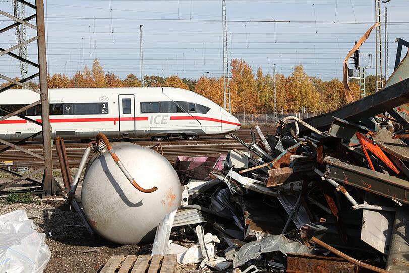 Bauschutt neben Bahnverkehr: Trotz Baustelle soll der Zugverkehr weitergehen.