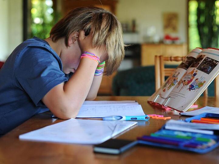 Ein Schüler sitzt zuhause an einem Tisch und lernt. Foto: picture alliance / Julian Stratenschulte/dpa/Archivbild