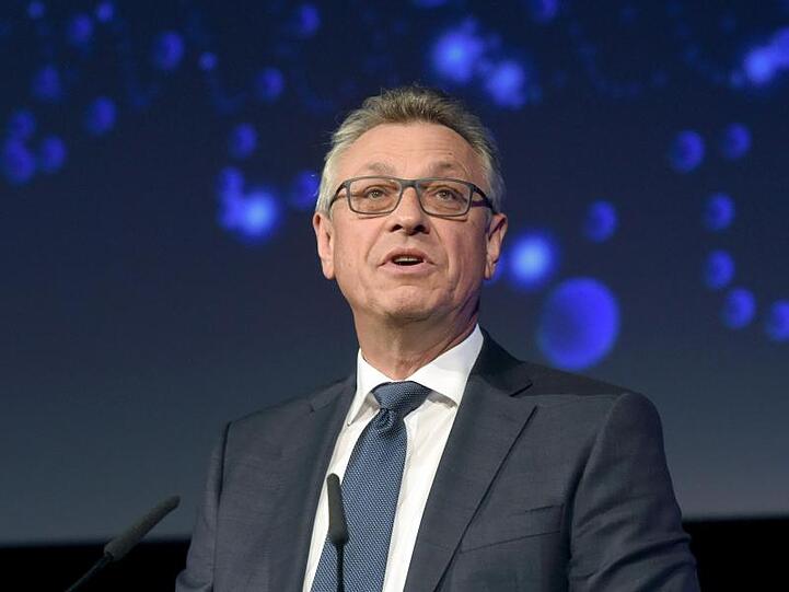 Siegfried Schneider, Präsident der Bayerischen Landeszentrale für neue Medien, bei einer Veranstaltung. Foto: Felix Hörhager/Archivbild