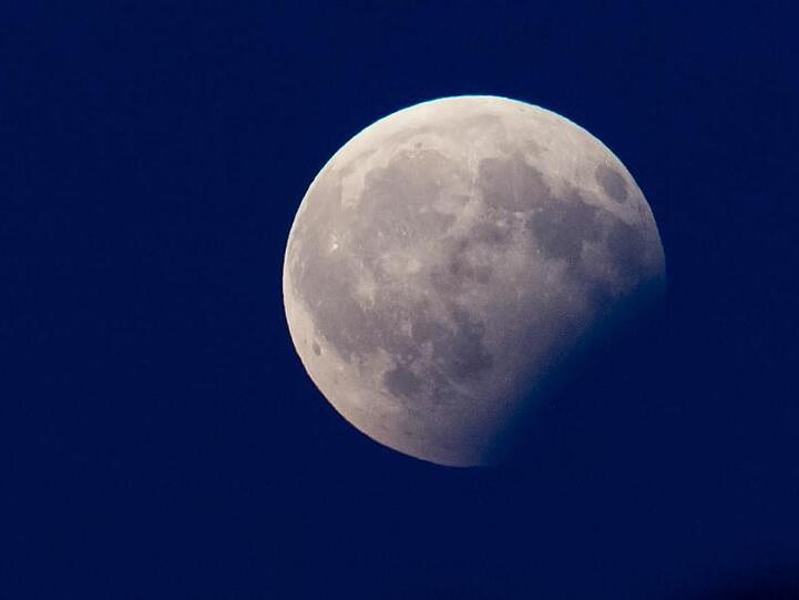 Eine partielle Mondfinsternis ist über München. Foto: Sven Hoppe/Archivbild