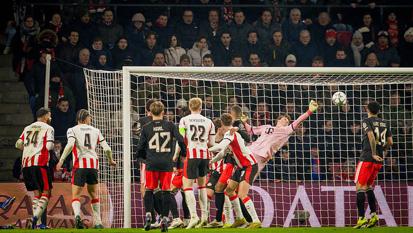 Jonas Urbig zeigte gegen Eindhoven mehrere starke Paraden. Jonas Urbig zeigte gegen Eindhoven mehrere starke Paraden.