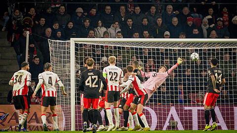 Jonas Urbig zeigte gegen Eindhoven mehrere starke Paraden.