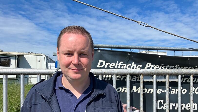 Die Einsatzkräfte retteten unter Polizeischutz den Schwerverletzten nach der Tigerattacke. Die Einsatzkräfte retteten unter Polizeischutz den Schwerverletzten nach der Tigerattacke.