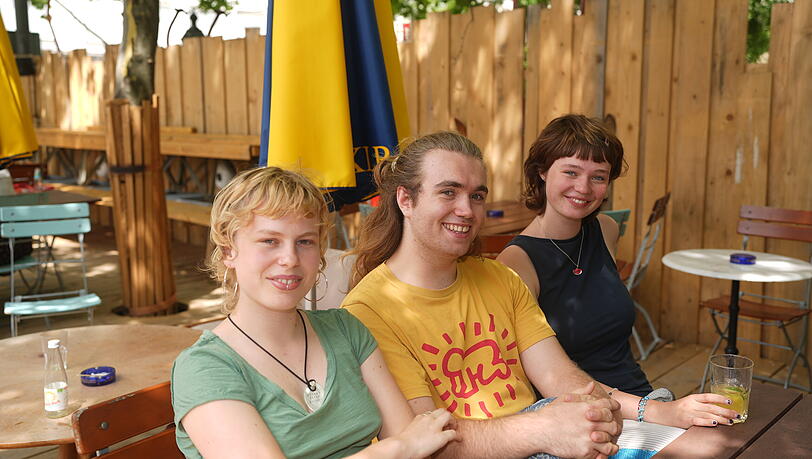 Cosma (20) mit Freddie und Mirjam (v.l.): "Das ist jetzt ein toller Chillplatz hier, aber wir fragen uns, wo die Drogenkranken hinvertrieben wurden." Cosma (20) mit Freddie und Mirjam (v.l.): "Das ist jetzt ein toller Chillplatz hier, aber wir fragen uns, wo die Drogenkranken hinvertrieben wurden."