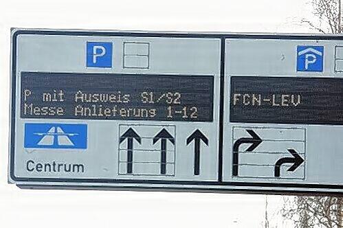 Das Parkleitsystem lotst die Clubfans und die Besucher der Freizeitmesse schon von der Autobahn in die richtigen Richtungen.