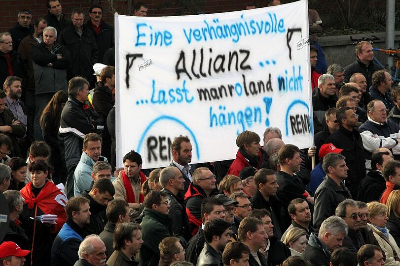 Die Beschäftigten von Manroland Augsburg demonstrieren bei der Augsburger IG-Metall-Demonstration vor dem Unternehmensgebäude für den Erhalt ihres Standortes. Auch in Plauen und Frankfurt fanden Kundgebungen statt.