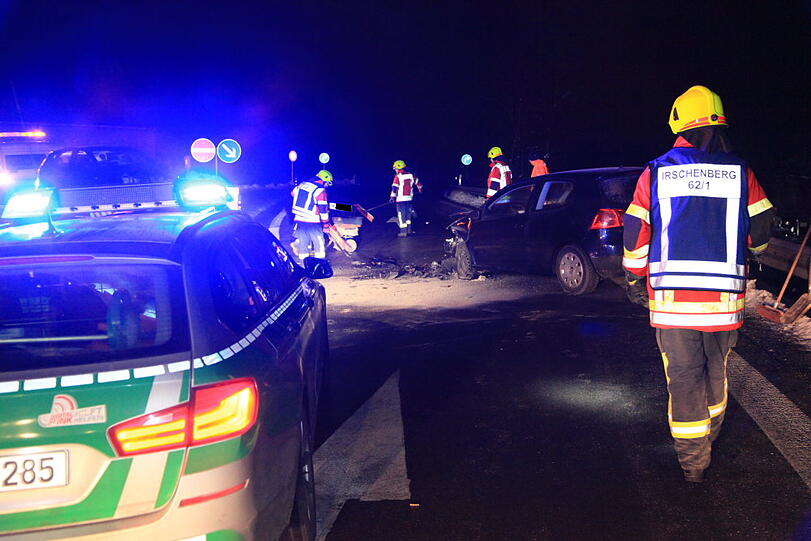 Auf dem Zubringer der A 8 Richtung Salzburg stoßen am Sonntagabend zwei Autos frontal zusammen. Vermutlich waren sie zu schnell unterwegs. Die Insassen werden glücklicherweise nur leicht verletzt.