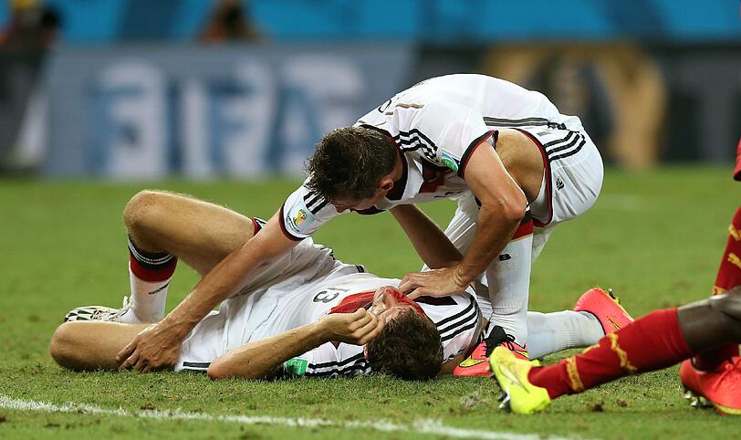 Das Spiel ist schon abgepfiffen als Miroslav Klose zur Hilfe eilt.