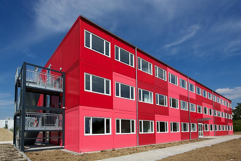 Allein in diesem Jahr entstehen 15 Schulpavillon-Anlagen - wie diese: Weil es in der Grundschule an der Boschetsrieder Straße für 400 Schüler zu eng wurde, lernen jetzt acht Klassen und vier Tagesheimgruppen in diesen Pavillons an der Baierbrunner Straße. 2016 wird ein neuer Festbau fertig.