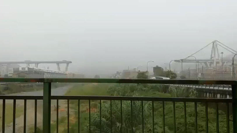 Genua: Dieses Videostandbild zeigt die Autobahnbrücke Ponte Morandi, von der ein Teilstück mehr als 40 Meter in die Tiefe gestürzt war.