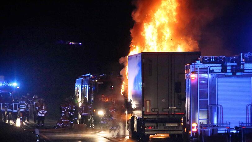 Der Lkw-Fahrer bemerkte die Brandentwicklung rechtzeitig und brachte sich in Sicherheit.