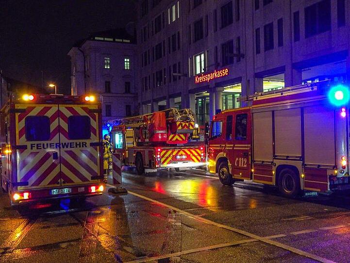 Feuerwehrautos stehen in der Innenstadt, nachdem eine leere U-Bahn entgleist ist. Foto: Fabian Geier/Einsatz-Report24/dpa