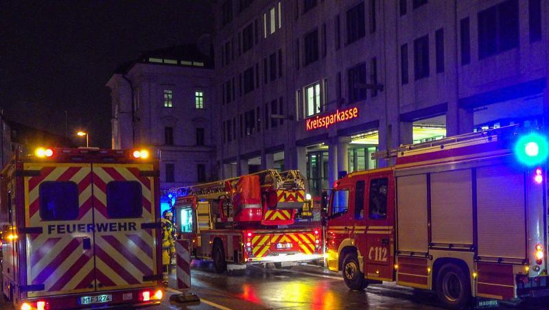 Feuerwehrautos stehen in der Innenstadt, nachdem eine leere U-Bahn entgleist ist. Foto: Fabian Geier/Einsatz-Report24/dpa Feuerwehrautos stehen in der Innenstadt, nachdem eine leere U-Bahn entgleist ist. Foto: Fabian Geier/Einsatz-Report24/dpa