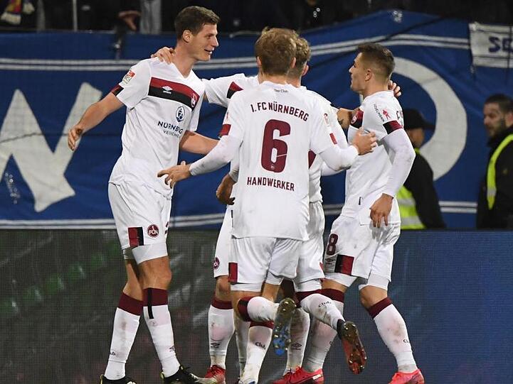 Die Nürnberger bejubeln den Treffer zum 0:1 durch Patrick Erras (l.). Foto: Uli Deck/dpa
