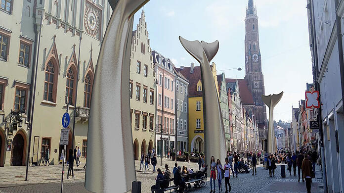 Drei riesige Walflossen-Skulpturen in der Landshuter Altstadt: Diese Idee gefällt nicht jedem.