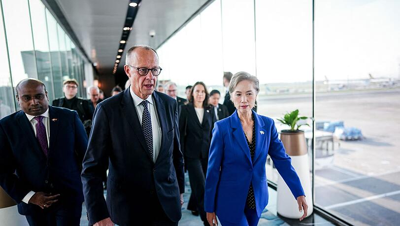 Bundeskanzler Merz ist zum Auftakt seiner Asienreise in Singapur eingetroffen.