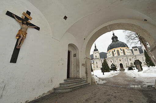 Die Opfer von sexuellem Missbrauch im Kloster Ettal werfen der katholischen Kirche Versagen bei der Aufarbeitung des Skandals vor.