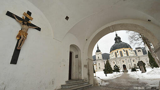 Die Opfer von sexuellem Missbrauch im Kloster Ettal werfen der katholischen Kirche Versagen bei der Aufarbeitung des Skandals vor. Die Opfer von sexuellem Missbrauch im Kloster Ettal werfen der katholischen Kirche Versagen bei der Aufarbeitung des Skandals vor.