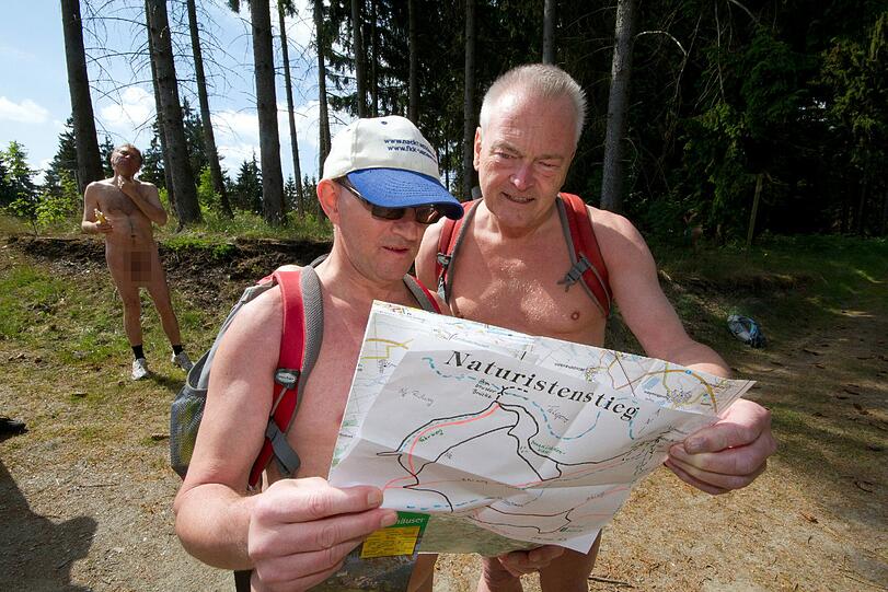 ... und die Nacktwandersaison eröffnet.