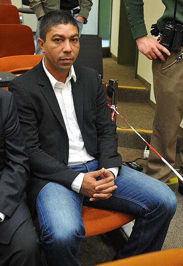 Mit im Gerichtssaal: Bayern-Legende Giovane Elber. Der Ex-Profi hatte in einem Interview den FC Bayern in der Causa Breno krtisiert.

Elber: &bdquo;Der FC Bayern hat eine Mitschuld, dass es mit Breno so weit gekommen ist. Breno hat mir nach der Tat gesagt, dass er Angst hatte, dass er nie mehr Fußball spielen kann. Da ist ein Fehler passiert, weil niemand für ihn da war.&ldquo;
