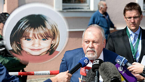 Oberstaatsanwalt Ernst Schmalz (M) und Polizeipressesprecher Jürgen Stadter (r) geben am 24.04.2013 in Lichtenberg (Bayern) eine Pressekonferenz zu den vorläufigen Ergebnissen der Suche nach der Leiche des Mädchens Peggy. Vor zwölf Jahren verschwand in Oberfranken das Mädchen Peggy spurlos - nun hat die Polizei Hinweise, wo die Leiche sein könnte. Oberstaatsanwalt Ernst Schmalz (M) und Polizeipressesprecher Jürgen Stadter (r) geben am 24.04.2013 in Lichtenberg (Bayern) eine Pressekonferenz zu den vorläufigen Ergebnissen der Suche nach der Leiche des Mädchens Peggy. Vor zwölf Jahren verschwand in Oberfranken das Mädchen Peggy spurlos - nun hat die Polizei Hinweise, wo die Leiche sein könnte.