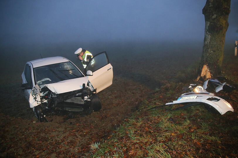 Unfall am frühen Morgen. Die Bilder vom Feuerwehreinsatz.