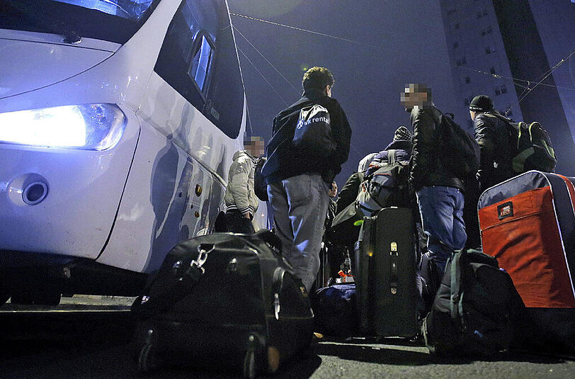 Mit Fernbussen wurden die Rumänen nach Landshut gefahren. (Symbolbild)