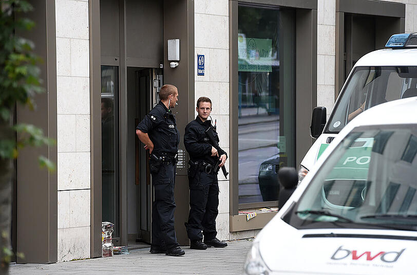 Laut Medienberichten hat ein SEK die Wohnung des Todesschützen in der Maxvorstadt gestürmt. Diese Bilder zeigen einen Polizeieinsatz in der Dachauerstraße. Hier wurde am Samstagfrüh die Wohnung des Attentäters durchsucht.