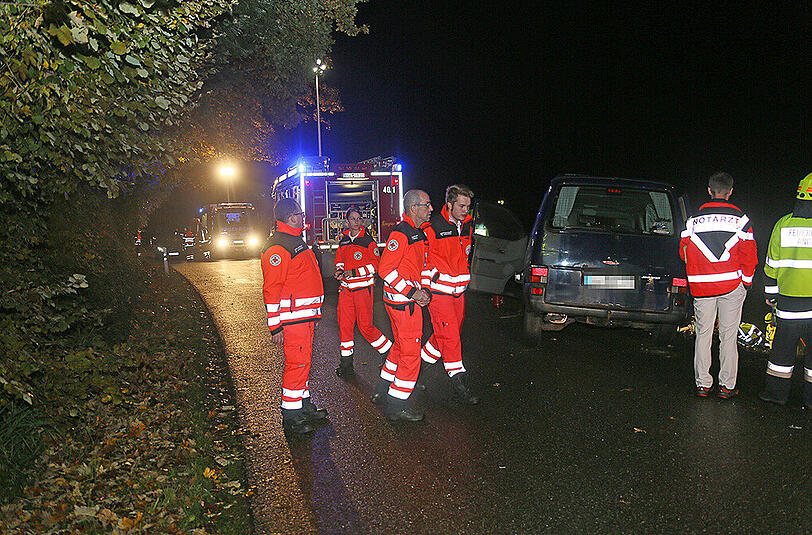 Nach dem Zusammenstoß wurde der 21-Jährige in seinem Audi-Wrack eingeklemmt. Er starb noch am Unfallort. Die Bilder vom Unfall.