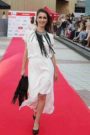 Trendige Sommerkleider oder Casual Look: Die Kandidatinnen für die Flughafen-Wildcard machen in jedem Outfit eine gute Figur.