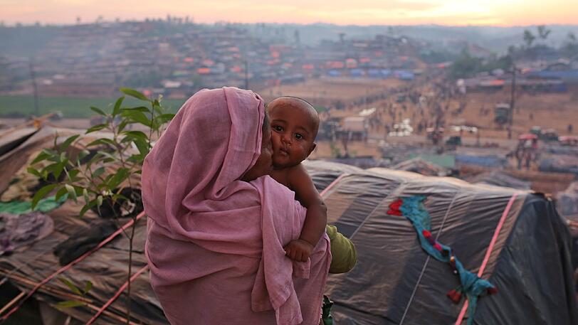 Eine junge Rohingya-Frau hält im Palangkhali-Flüchtlingslager in der Nähe von Cox's Bazar (Bangladesch) ein Kind im Arm. Insgesamt liegt die Zahl der Rohingya-Flüchtlinge bereits bei über 500 000.