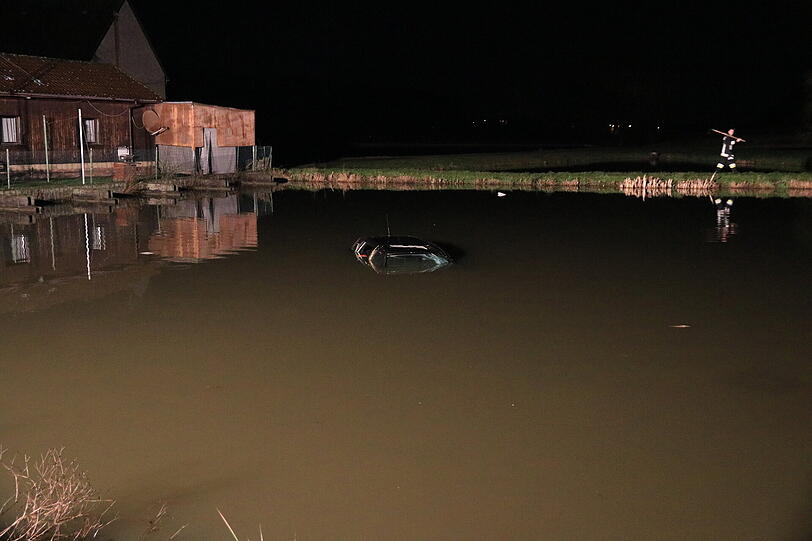 Das Auto landete mitten im Weiher. Die Bilder von dem kuriosen Unfall....