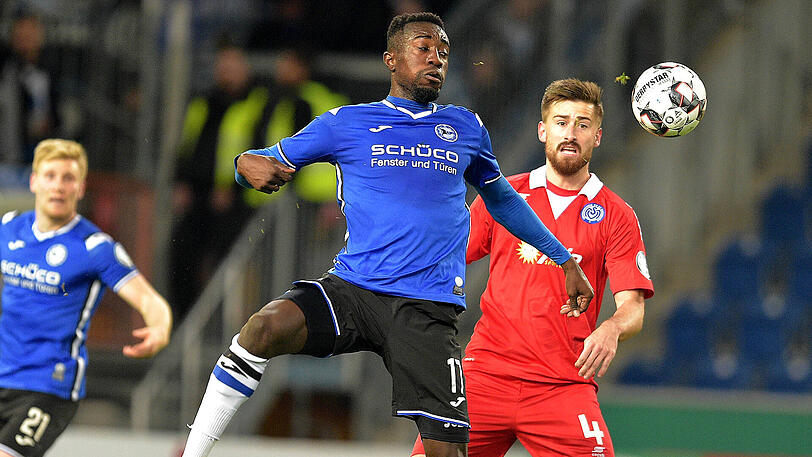 Stürmer von Arminia Bielefeld: Prince Osei Owusu (li.).